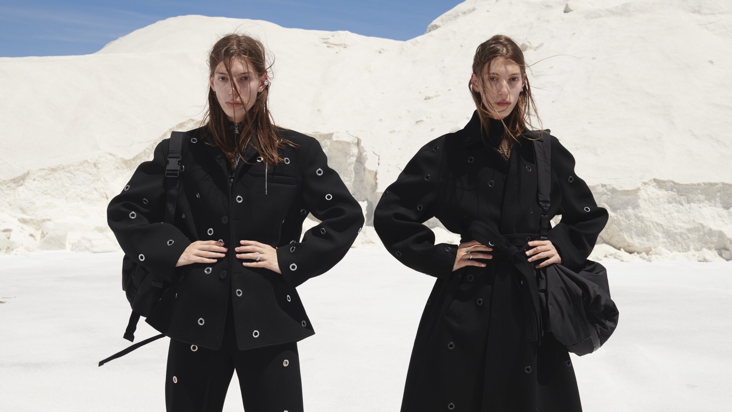 Deux mannequins vêtus de noir posant dans un paysage de sel en Camargue. Production photo pour Printemps par l'agence PAF PAF à Marseille.